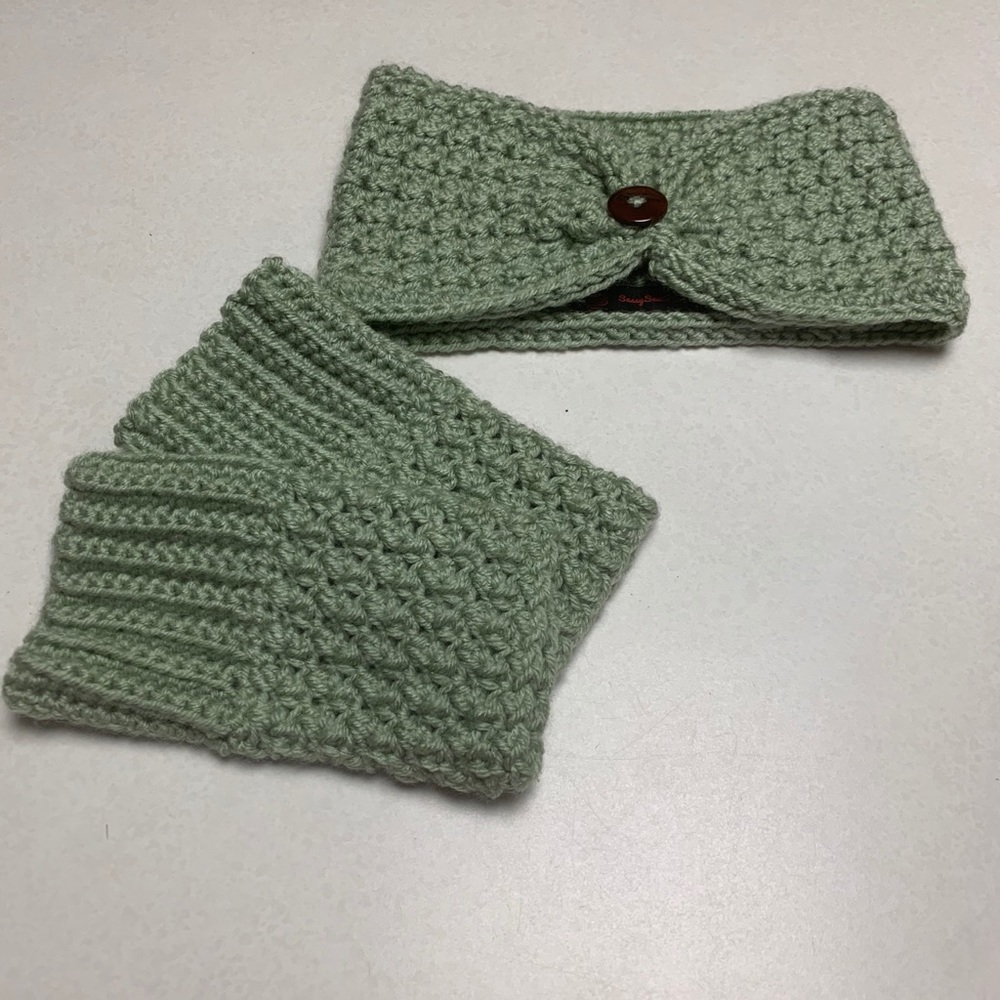 Crochet ear warmer with driving gloves